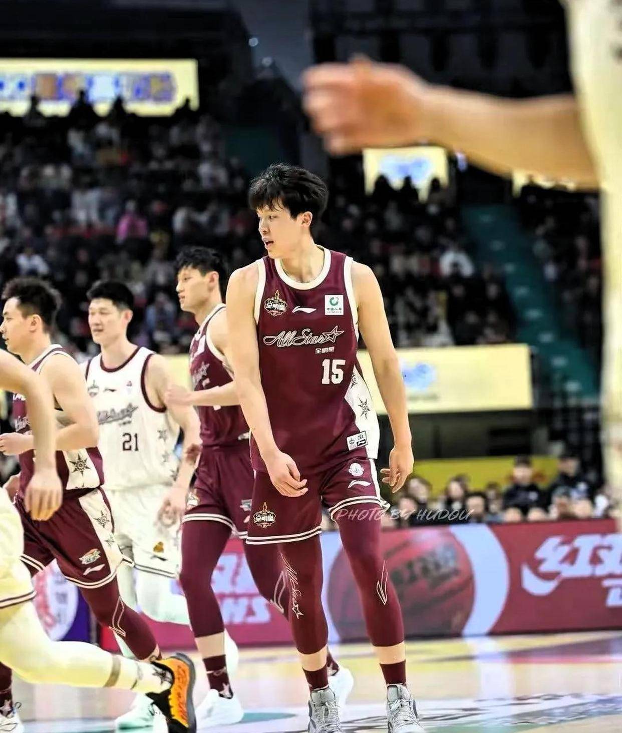 李梦霸气三分球全场沸腾